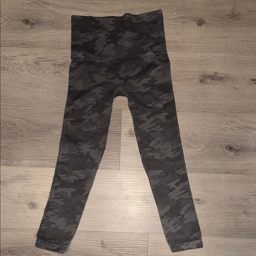 SPANX Women's Green: Gray Camo Leggings